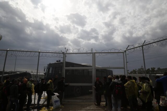 Υπεράριθμοι παραμένουν οι πρόσφυγες σε Λέσβο, Σάμο και Χίο