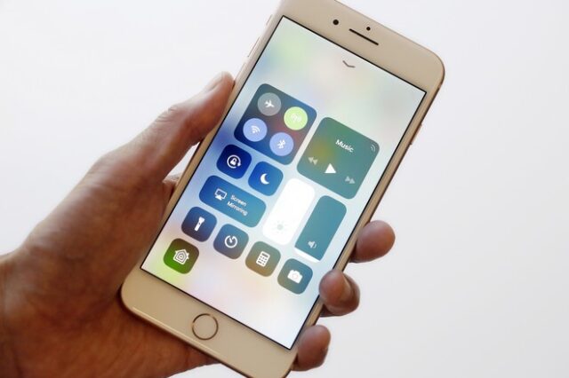 Με μηνύσεις απειλείται η Apple για την ‘επιβράδυνση’ των παλιών iPhone