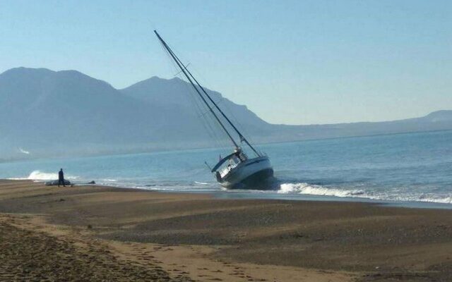 Ιστιοφόρο-‘φάντασμα’ προσάραξε στην Κυπαρισσία