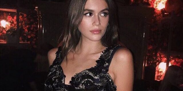 H Cindy Crawford φωτογραφίζει τη 16χρονη κόρη της με μπικίνι και θέα τον ωκεανό