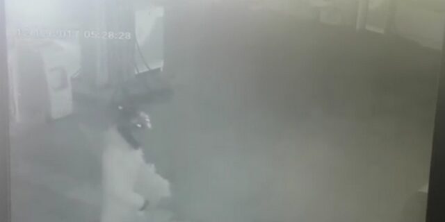 Βίντεο: H στιγμή που οι δράστες τοποθετούν τα εκρηκτικά στο βενζινάδικο στην Ανάβυσσο