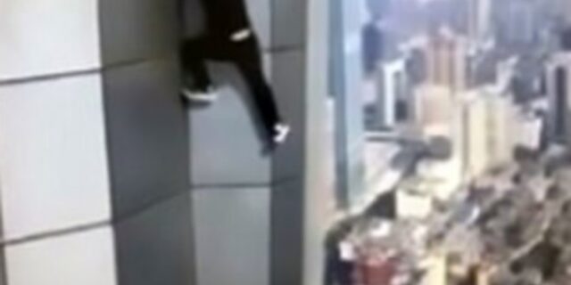 Έπεσε στο κενό από 62όροφο ουρανοξύστη προσπαθώντας να κάνει pull- ups