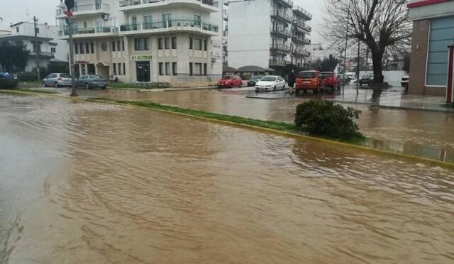 Δύσκολη νύχτα στη Ροδόπη – Πλημμύρες και απεγκλωβισμοί – Κλειστά σχολεία τη Δευτέρα