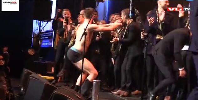 Έκανε στριπτίζ και ‘σήκωσε’ το Κύπελλο του Βασιλιά με το μόριο του