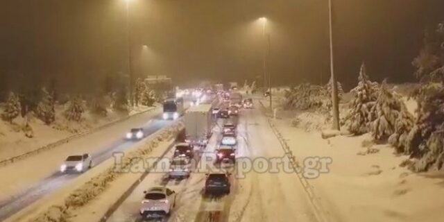 Η νύχτα των αποκλεισμένων στην Εθνική Οδό- Ουρές χιλιομέτρων και πολύωρη ταλαιπωρία