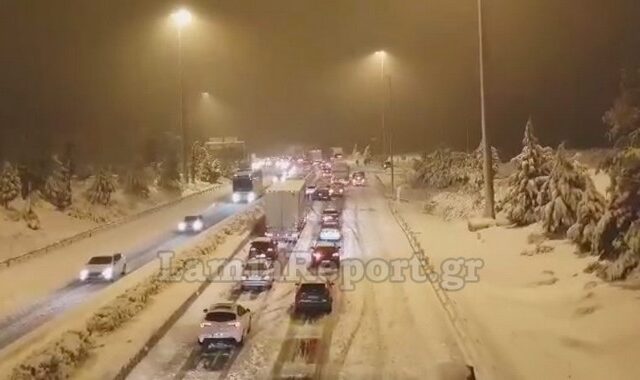 Η νύχτα των αποκλεισμένων στην Εθνική Οδό- Ουρές χιλιομέτρων και πολύωρη ταλαιπωρία