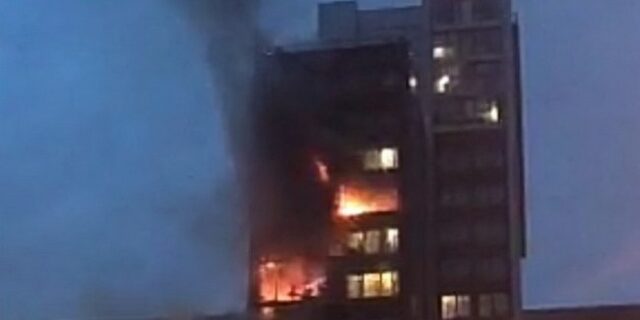 Μάντσεστερ: Μεγάλη φωτιά σε 12ώροφη πολυκατοικία