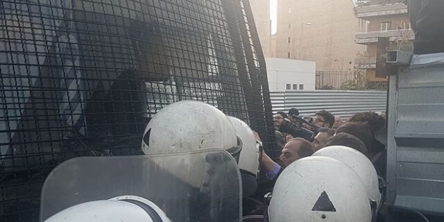 Αποκλεισμένο από ΜΑΤ το Ειρηνοδικείο παρά την αναστολή πλειστηριασμών