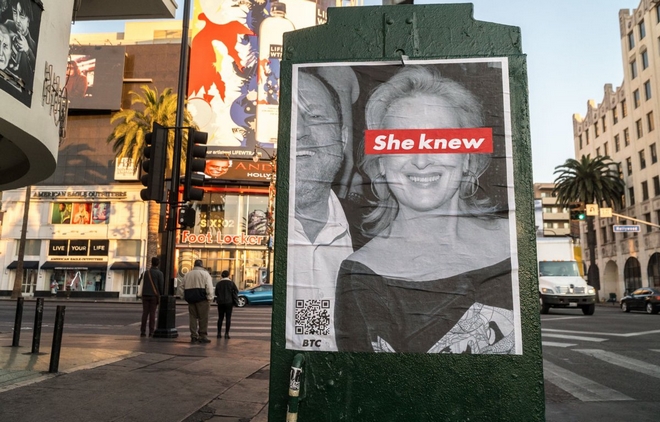 Η ‘ατίμωση’ της Μέριλ Στριπ: Αφίσες καταγγέλλουν ότι ‘ήξερε’ για τις σεξουαλικές επιθέσεις