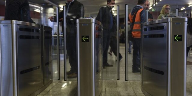 Μολότοφ στην Χαρ. Τρικούπη και φθορές σε σταθμούς του ΗΣΑΠ