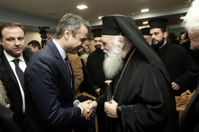 Εκκλησιαστικά ανοίγματα Μητσοτάκη ενόψει Χριστουγέννων