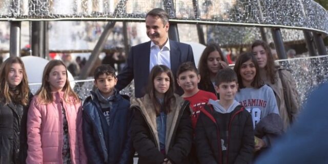 Βόλτα με παιδιά από τα χωριά SOS έκανε στο κέντρο της Αθήνας ο Κυριάκος Μητσοτάκης