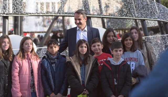 Βόλτα με παιδιά από τα χωριά SOS έκανε στο κέντρο της Αθήνας ο Κυριάκος Μητσοτάκης