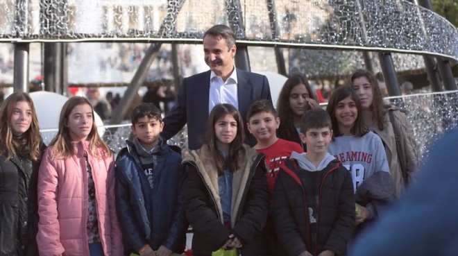 Βόλτα με παιδιά από τα χωριά SOS έκανε στο κέντρο της Αθήνας ο Κυριάκος Μητσοτάκης