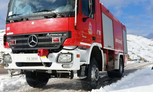 Αχαΐα: Εξαμελής οικογένεια εγκλωβίστηκε από το χιόνι