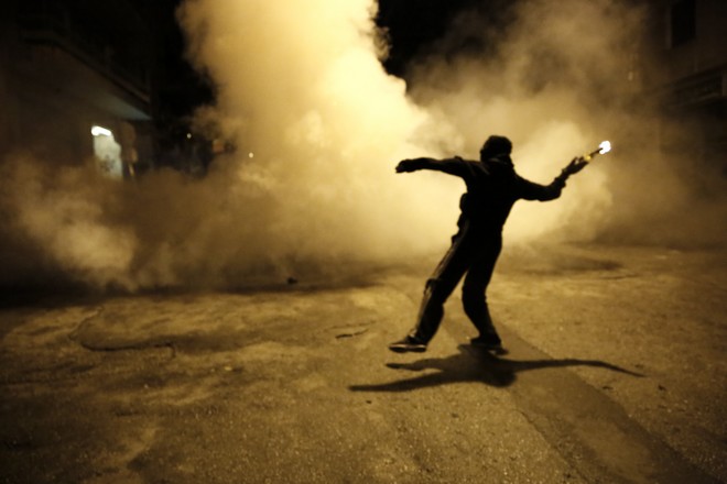 Επιθέσεις με μολότοφ στα ΜΑΤ στο Πολυτεχνείο