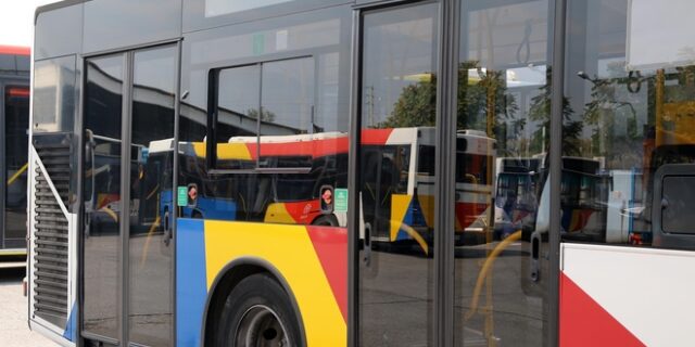 Θεσσαλονίκη: Λεωφορείο έπεσε σε σταθμευμένα ΙΧ – Ο οδηγός έχασε τις αισθήσεις του