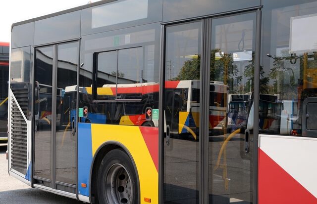 Θεσσαλονίκη: Λεωφορείο έπεσε σε σταθμευμένα ΙΧ – Ο οδηγός έχασε τις αισθήσεις του