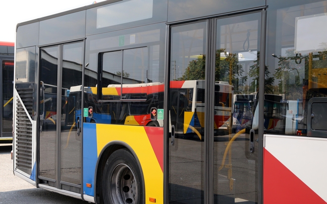 Θεσσαλονίκη: Λεωφορείο έπεσε σε σταθμευμένα ΙΧ – Ο οδηγός έχασε τις αισθήσεις του