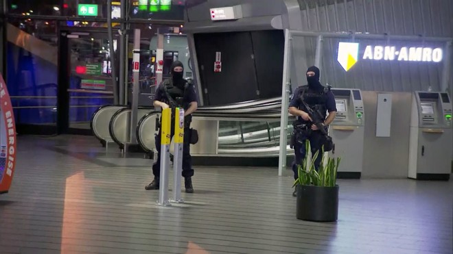 Ολλανδία: Άνδρας κυκλοφορούσε με μαχαίρι και απειλούσε στο αεροδρόμιο Σχίπχολ