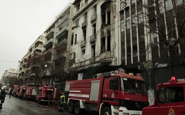 Υπό έλεγχο η φωτιά σε ακατοίκητο κτίριο επί της οδού Πατησίων