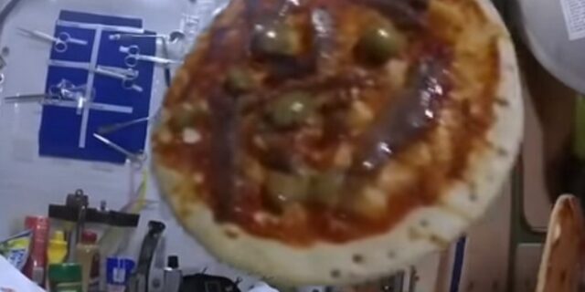 Διαστημική πίτσα: Αστροναύτες μαγειρεύουν με μηδενική βαρύτητα