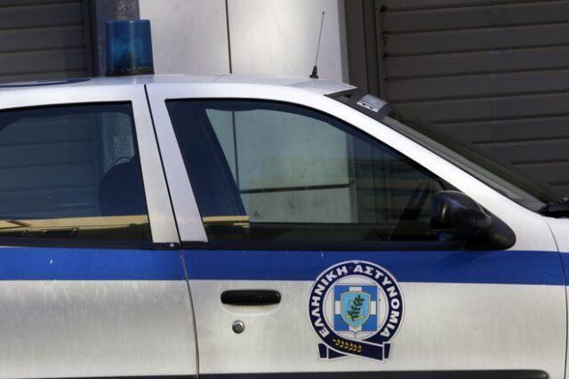 Κουκουλοφόροι έσπασαν περιπολικό στο κέντρο της Αθήνας