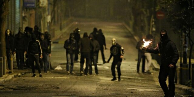 Επιθέσεις με βόμβες μολότοφ σε Τοσίτσα και Χαριλάου Τρικούπη