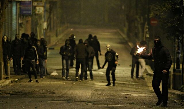 Επιθέσεις με βόμβες μολότοφ σε Τοσίτσα και Χαριλάου Τρικούπη