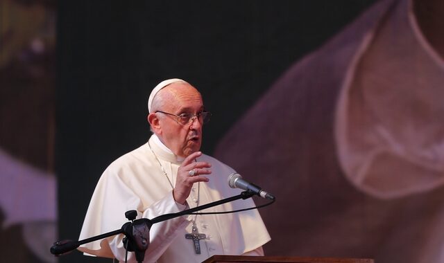 Πάπας Φραγκίσκος: “Μεγάλο σκότος κάλυψε τις πόλεις μας”