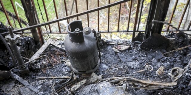 Οικογενειακή τραγωδία στην Κατερίνη: Οι πρώτες εικόνες από το διαμέρισμα όπου ξέσπασε η φωτιά