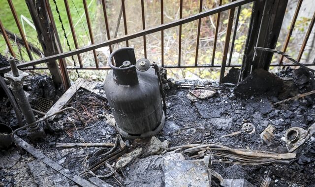 Οικογενειακή τραγωδία στην Κατερίνη: Οι πρώτες εικόνες από το διαμέρισμα όπου ξέσπασε η φωτιά