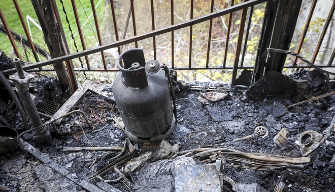 Οικογενειακή τραγωδία στην Κατερίνη: Οι πρώτες εικόνες από το διαμέρισμα όπου ξέσπασε η φωτιά