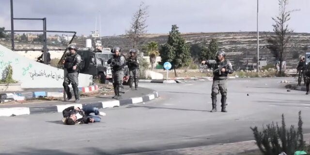 Βίντεο: Η στιγμή που Ισραηλινοί στρατιώτες πυροβολούν Παλαιστίνιο που απειλεί να ανατιναχτεί