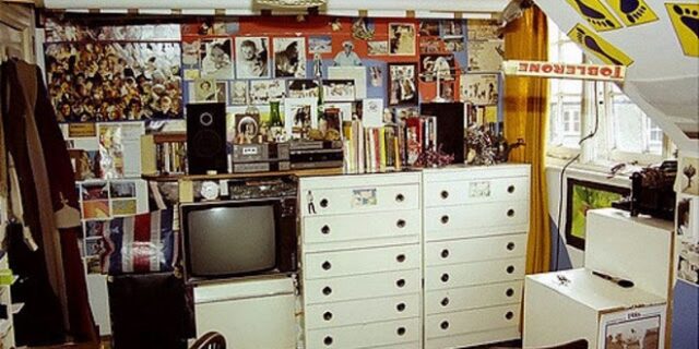 Μηχανή του Χρόνου: Τα εφηβικά δωμάτια των ’80ς – Αφίσες, αυτοκόλλητα και περιοδικά