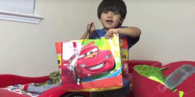 Ο 6χρονος που βγάζει 15 εκατομμύρια δολάρια τον χρόνο