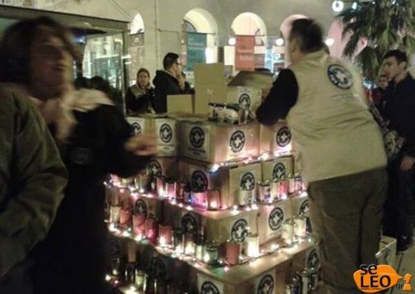 ‘Δέντρο Από Γάλα’ στολίζουν οι ‘Γιατροί του Κόσμου’ στη Θεσσαλονίκη
