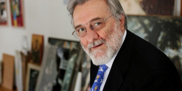 Ο Σμαραγδής απειλεί με μηνύσεις τους κριτικούς κινηματογράφου – Η Ακρίτα απαντά