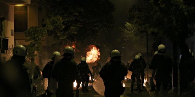 Οδοφράγματα στα Εξάρχεια – Πύρινα μέτωπα στο κέντρο της Αθήνας