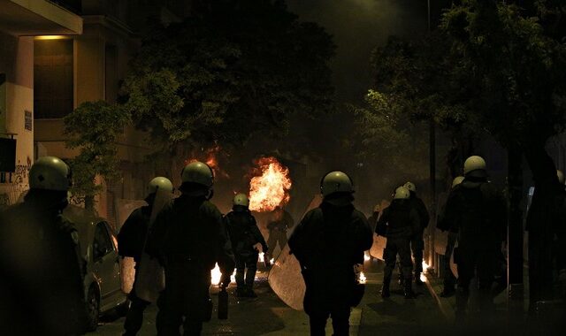 Επιθέσεις με βόμβες μολότοφ έξω από το Πολυτεχνείο… ξανά