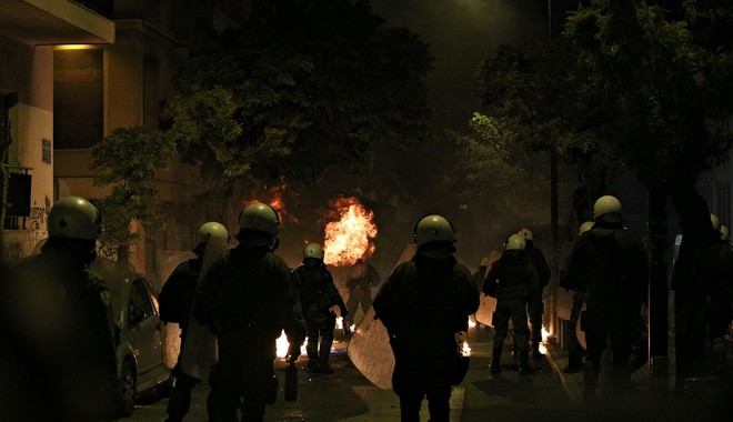 Επιθέσεις με βόμβες μολότοφ έξω από το Πολυτεχνείο… ξανά