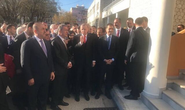 Τα δώρα του Ερντογάν: Μοίρασε τουρκικά τάμπλετ στους καθηγητές σχολείου στην Κομοτηνή