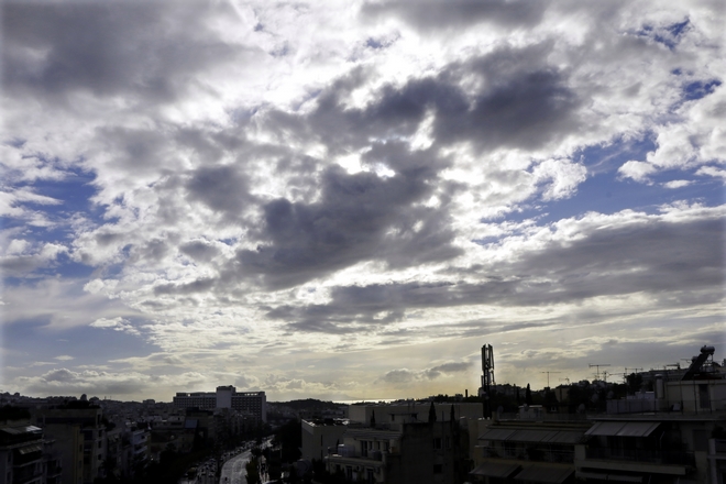 Σύννεφα και ασθενείς βροχές έρχονται σήμερα