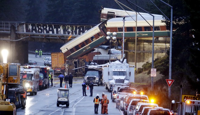 Ουάσινγκτον: Τρεις νεκροί και 100 τραυματίες στο σιδηροδρομικό δυστύχημα