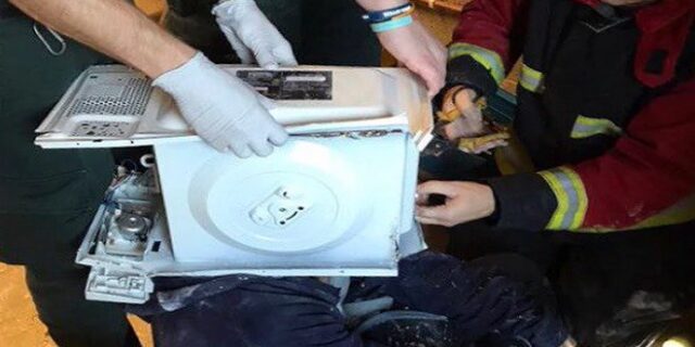 Το άκρον άωτον της ανοησίας: ‘Τσιμέντωσε’ το κεφάλι του σε φούρνο μικροκυμάτων