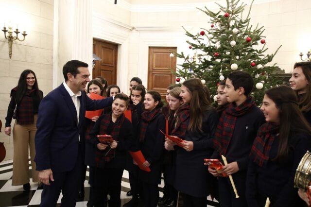 Μαθητές είπαν τα κάλαντα της Χίου στον πρωθυπουργό