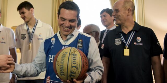 Ο Αλέξης Τσίπρας έπαιξε μπάσκετ και τον ‘βάφτισαν’… Ντράγκιτς