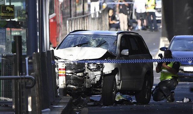 Βίντεο: Η στιγμή που αυτοκίνητο πέφτει σε πλήθος στη Μελβούρνη