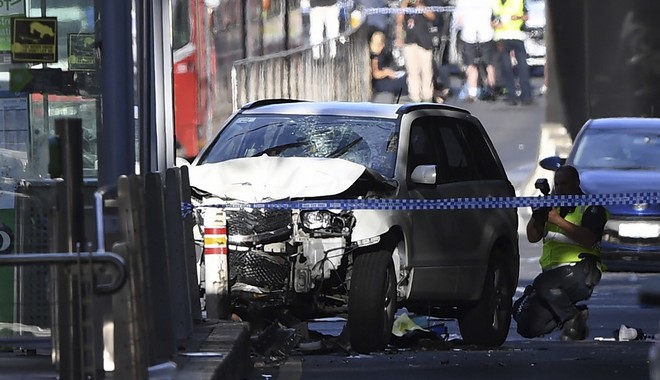 Βίντεο: Η στιγμή που αυτοκίνητο πέφτει σε πλήθος στη Μελβούρνη