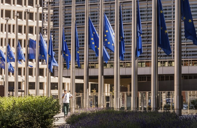 Ευρωβαρόμετρο: Οι Ευρωπαίοι υποστηρίζουν σθεναρά το ευρώ και αισιοδοξούν για το μέλλον